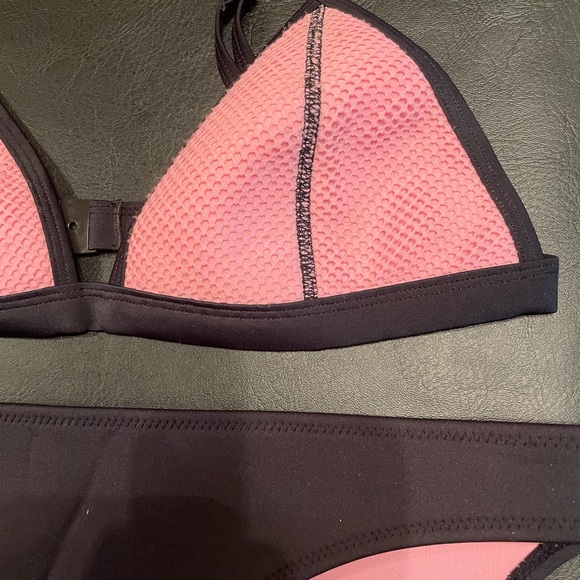 Triangl pink and black mesh neoprene bikini - Picture 4 of 5